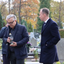 powiększ zdjęcie: Uczniowie SP 1 złożyli znicze na grobach Powstańców Wielkopolskich