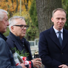 powiększ zdjęcie: Uczniowie SP 1 złożyli znicze na grobach Powstańców Wielkopolskich