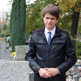 powiększ zdjęcie: Uczniowie SP 1 złożyli znicze na grobach Powstańców Wielkopolskich
