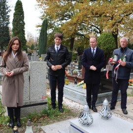 powiększ zdjęcie: Uczniowie SP 1 złożyli znicze na grobach Powstańców Wielkopolskich