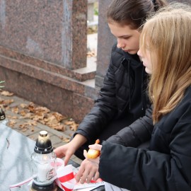 powiększ zdjęcie: Uczniowie SP 1 złożyli znicze na grobach Powstańców Wielkopolskich