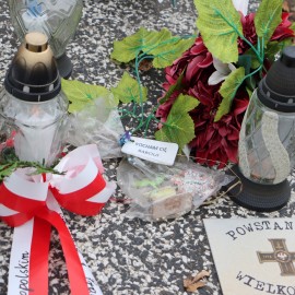 powiększ zdjęcie: Uczniowie SP 1 złożyli znicze na grobach Powstańców Wielkopolskich