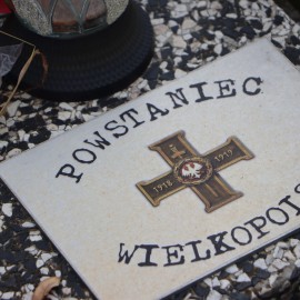 powiększ zdjęcie: Uczniowie SP 1 złożyli znicze na grobach Powstańców Wielkopolskich