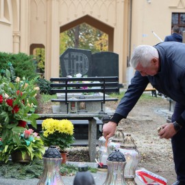 powiększ zdjęcie: Uczniowie SP 1 złożyli znicze na grobach Powstańców Wielkopolskich