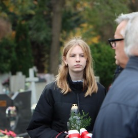 powiększ zdjęcie: Uczniowie SP 1 złożyli znicze na grobach Powstańców Wielkopolskich