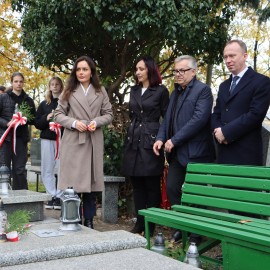 powiększ zdjęcie: Uczniowie SP 1 złożyli znicze na grobach Powstańców Wielkopolskich