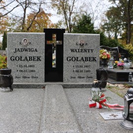 powiększ zdjęcie: Uczniowie SP 1 złożyli znicze na grobach Powstańców Wielkopolskich