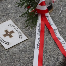 Uczniowie SP 1 złożyli znicze na grobach Powstańców Wielkopolskich
