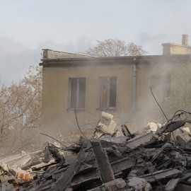 powiększ zdjęcie: Trwa rozbiórka nieużywanych budynków przy ul. Kwiatowej