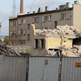 powiększ zdjęcie: Trwa rozbiórka nieużywanych budynków przy ul. Kwiatowej