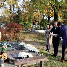 powiększ zdjęcie: Władze Legnicy zapalają znicze dla pamięci zasłużonych mieszkańców