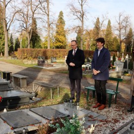 Władze Legnicy zapalają znicze dla pamięci zasłużonych mieszkańców