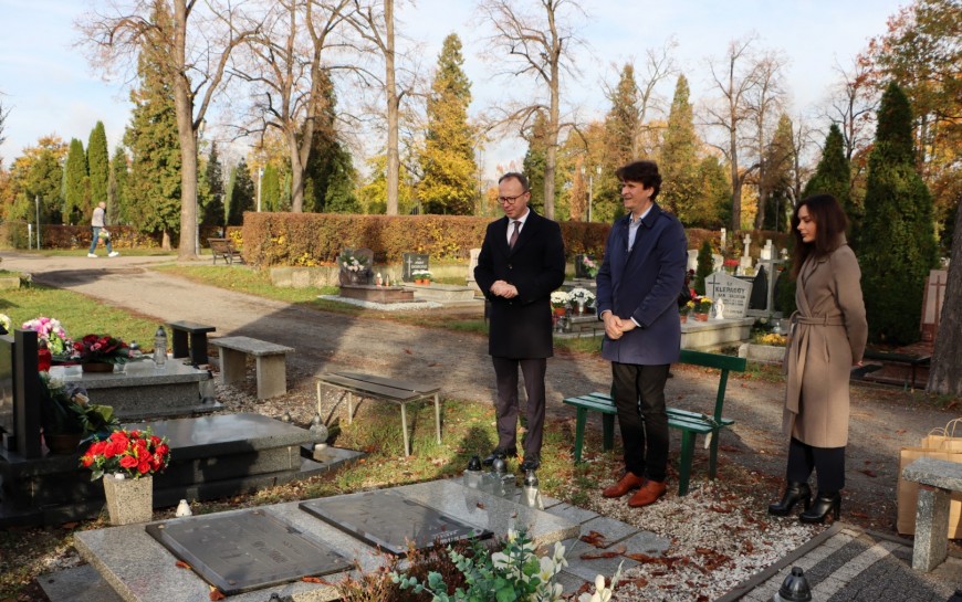 Władze Legnicy zapalają znicze dla pamięci zasłużonych mieszkańców