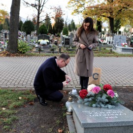 powiększ zdjęcie: Władze Legnicy zapalają znicze dla pamięci zasłużonych mieszkańców