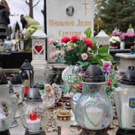 powiększ zdjęcie: Władze Legnicy zapalają znicze dla pamięci zasłużonych mieszkańców
