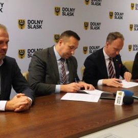 powiększ zdjęcie: Milion złotych dofinansowania modernizacji hali przy ul. Lotniczej