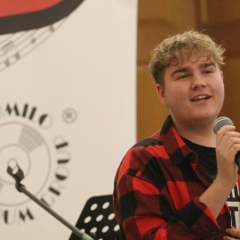 Muzyczny wieczór w Muzeum Miedzi w Legnicy z Michałem Rejczykiem