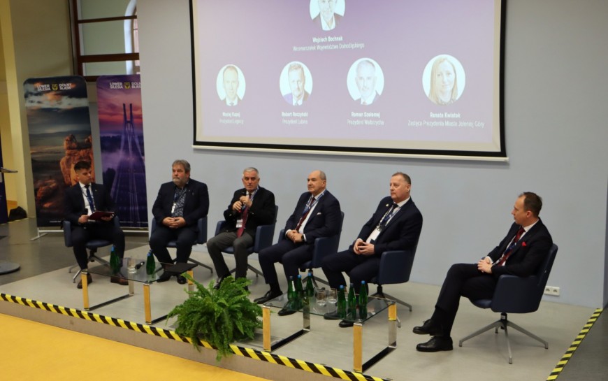 Debata o współpracy samorządów w ramach konferencji naukowej
