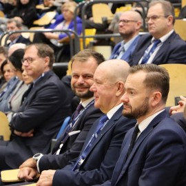 powiększ zdjęcie: Debata o współpracy samorządów w ramach konferencji naukowej