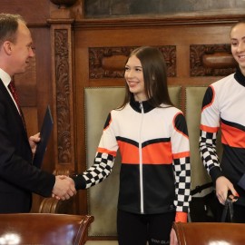 powiększ zdjęcie: Mistrzowski Ocelot odwiedził Urząd Miasta Legnicy