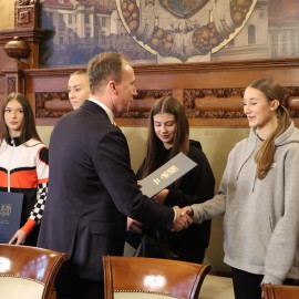 powiększ zdjęcie: Mistrzowski Ocelot odwiedził Urząd Miasta Legnicy