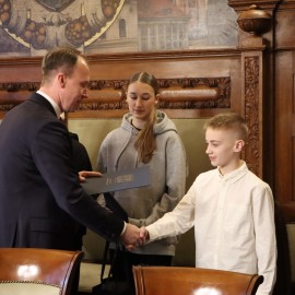 powiększ zdjęcie: Mistrzowski Ocelot odwiedził Urząd Miasta Legnicy
