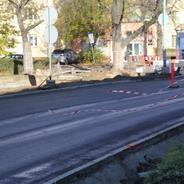 powiększ zdjęcie: Postęp prac na al. Rzeczypospolitej w Legnicy: układanie warstwy ścieralnej w toku