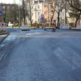 powiększ zdjęcie: Postęp prac na al. Rzeczypospolitej w Legnicy: układanie warstwy ścieralnej w toku
