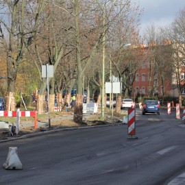 powiększ zdjęcie: Postęp prac na al. Rzeczypospolitej w Legnicy: układanie warstwy ścieralnej w toku
