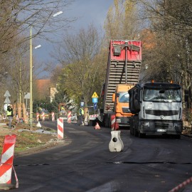 powiększ zdjęcie: Postęp prac na al. Rzeczypospolitej w Legnicy: układanie warstwy ścieralnej w toku
