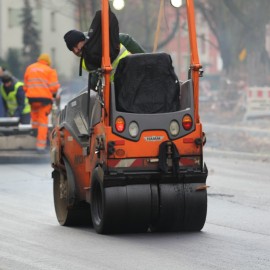 powiększ zdjęcie: Postęp prac na al. Rzeczypospolitej w Legnicy: układanie warstwy ścieralnej w toku