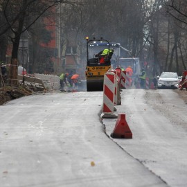 powiększ zdjęcie: Postęp prac na al. Rzeczypospolitej w Legnicy: układanie warstwy ścieralnej w toku