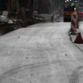 powiększ zdjęcie: Postęp prac na al. Rzeczypospolitej w Legnicy: układanie warstwy ścieralnej w toku