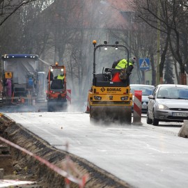 Postęp prac na al. Rzeczypospolitej w Legnicy: układanie warstwy ścieralnej w toku