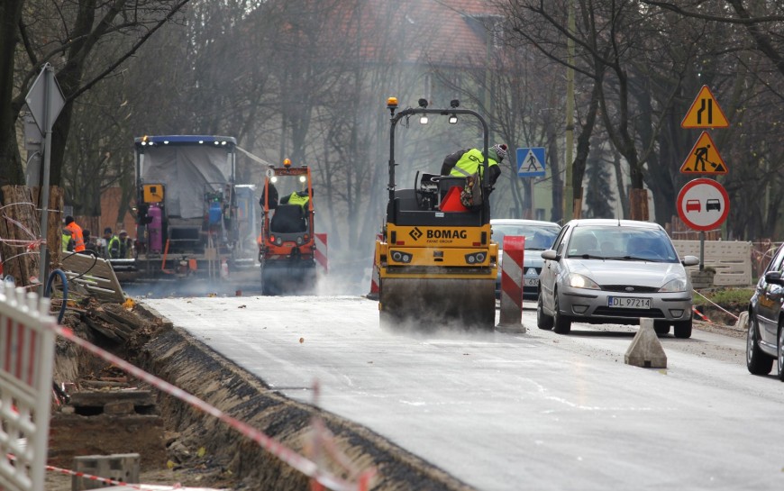 Postęp prac na al. Rzeczypospolitej w Legnicy: układanie warstwy ścieralnej w toku