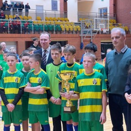 powiększ zdjęcie: Turniej mikołajkowy. Zwyciężyli młodzi piłkarze z Kochlic