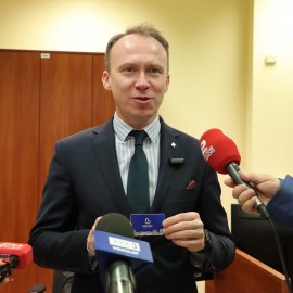 powiększ zdjęcie: Ruszyła Legnicka Karta Miejska