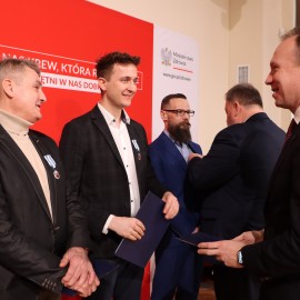 powiększ zdjęcie: Honorowi dawcy krwi uhonorowani w Centrum Witelona