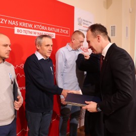 powiększ zdjęcie: Honorowi dawcy krwi uhonorowani w Centrum Witelona