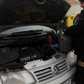 Akcja Akumulator. Strażnicy miejscy pomagają  zimą odpalić samochód