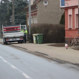 powiększ zdjęcie: Przebudowa chodnika na ul. Pątnowskiej przekroczyła półmetek