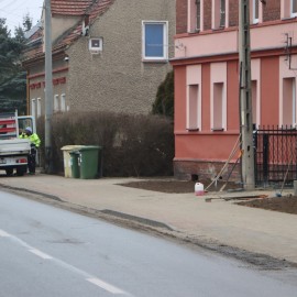 powiększ zdjęcie: Przebudowa chodnika na ul. Pątnowskiej przekroczyła półmetek