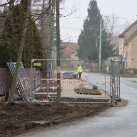 powiększ zdjęcie: Przebudowa chodnika na ul. Pątnowskiej przekroczyła półmetek