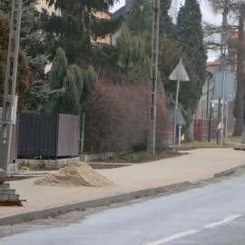 powiększ zdjęcie: Przebudowa chodnika na ul. Pątnowskiej przekroczyła półmetek