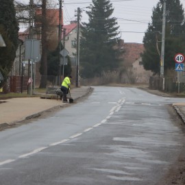 powiększ zdjęcie: Przebudowa chodnika na ul. Pątnowskiej przekroczyła półmetek