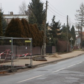 powiększ zdjęcie: Przebudowa chodnika na ul. Pątnowskiej przekroczyła półmetek