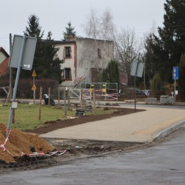powiększ zdjęcie: Przebudowa chodnika na ul. Pątnowskiej przekroczyła półmetek