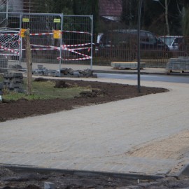 powiększ zdjęcie: Przebudowa chodnika na ul. Pątnowskiej przekroczyła półmetek