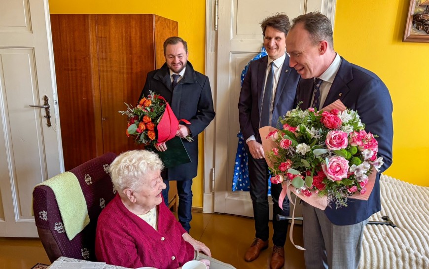 Pani Janina skończyła sto lat. Jubilatkę z kwiatami odwiedził prezydent