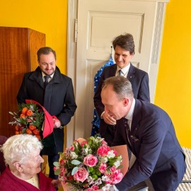 powiększ zdjęcie: Pani Janina skończyła sto lat. Jubilatkę z kwiatami odwiedził prezydent